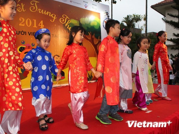Vietnamese children in Singapore welcome mid-autumn festival